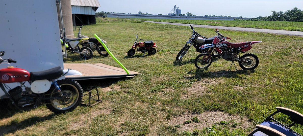 marioncofarmer's tweet photo. Heading to a vintage mx race today with a fleet of stinky loud vintage death rockets. #penton #hodaka #Honda #husqvarna #braaaappppp #anyonebringadbvil #vpracefuel #cantfarmallthetime @RagarBrandy #4inoftravel #superrat https://t.co/qXxTyzmmwM