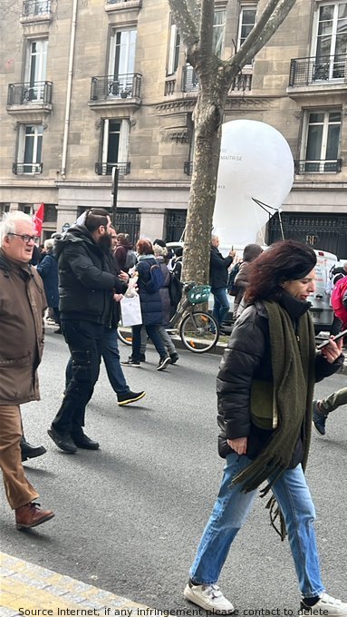 SHELIAMCCA98775's tweet image. Protests in Paris escalated into violence yesterday. Safety first, everyone." #Paris #protestviolence
 #Handbags