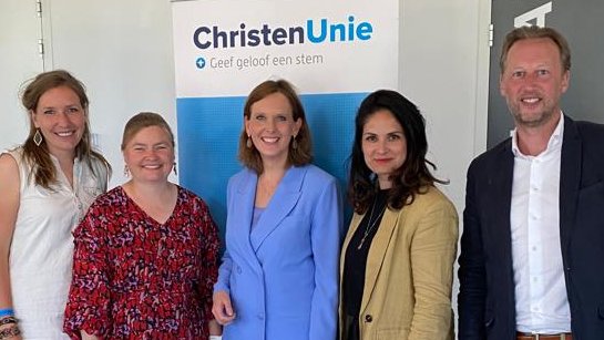 CNV_Internat's tweet photo. Op #CUcongres vandaag ook over Internationaal Maatschappelijk Verantwoord Ondernemen door @StienekevdGraaf @christenunie, samen met @ellesvanark directeur @CNV_Internat "Vakbonden hebben sleutelrol bij internationaal #MVO". https://t.co/PFlR7L3kod