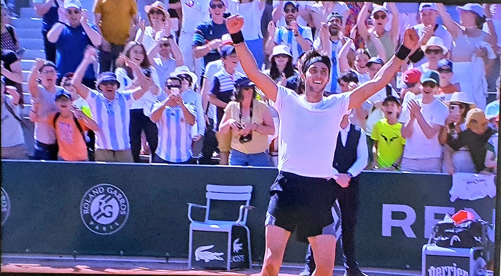 jidorcaz's tweet photo. Triunfazo de @tometcheverry y pase a cuarta ronda en @rolandgarros https://t.co/7UiWOyEd9v