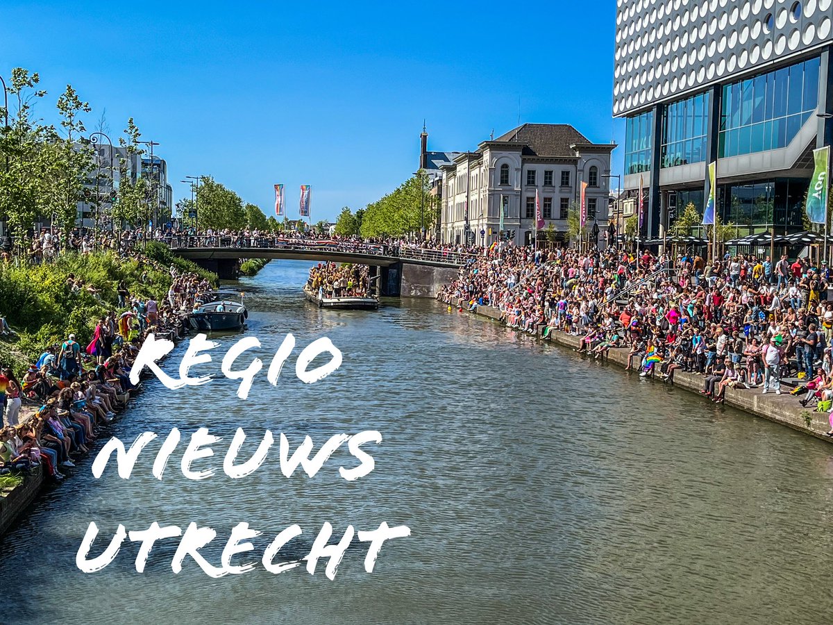 RegioNieuwsUtr1's tweet photo. De #canalpride in de singels van #Utrecht is nog steeds volop bezig. De laatste boten zijn nog steeds niet onder hoog Catharijne door gevaren. #Pride2023 #prideUtrecht https://t.co/2xMlJqXvFU