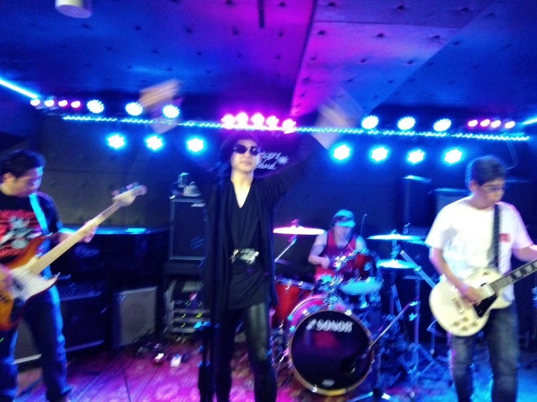 SchiumaM's tweet photo. SLYコピーバンド、LYSさんと出演順のかげんで一緒に写真を撮ることができませんでした(^o^;)
ついでにG·schiuma5人の写真も撮り忘れました(；´Д｀) https://t.co/yf2qhFPRTQ