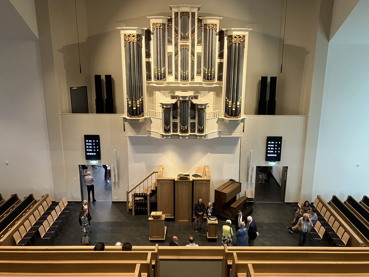 Na elke deur kom je in een andere grote ruimte. Indrukwekkend. De nieuwe kerk van <a href="/CGKBethel/">CGK BethelSliedrecht</a> ziet er heel mooi uit! #openhuis