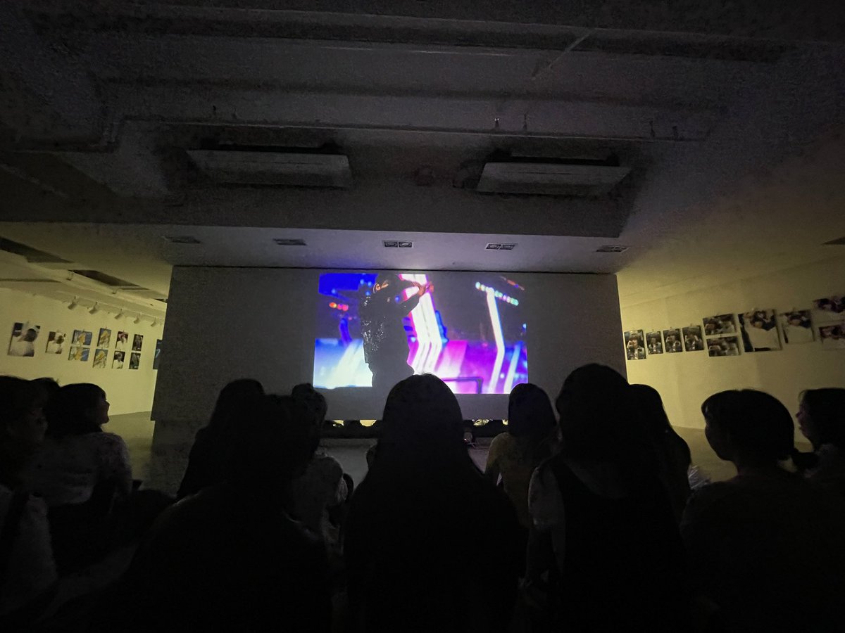 1ovesign_'s tweet photo. #LikeMartiniBlue
@6it6h 

콘서트 가기 전 마티니 블루 전시회 갔다왔어용 ♡ 스탭분들 너무 친절하시구 영상회 스크린엑스 저리가라입니다🫶🏻 짱멋진 해찬이 짱해프들이랑 짱크게 보면 을매나 좋게요~ https://t.co/XOTbodUccC