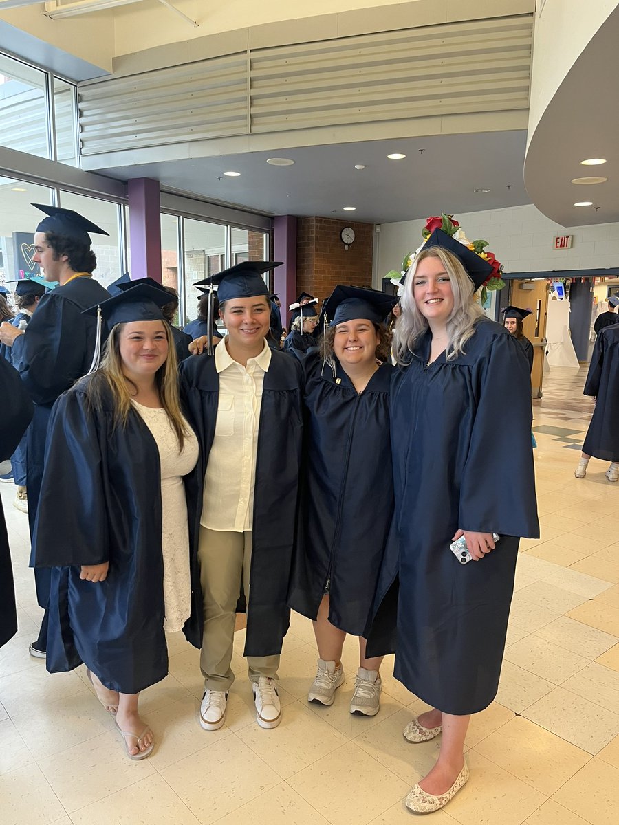 Titans_Sball's tweet photo. We are ready to support our seniors! 💙❤️🥎 https://t.co/bmIowYFQ3D