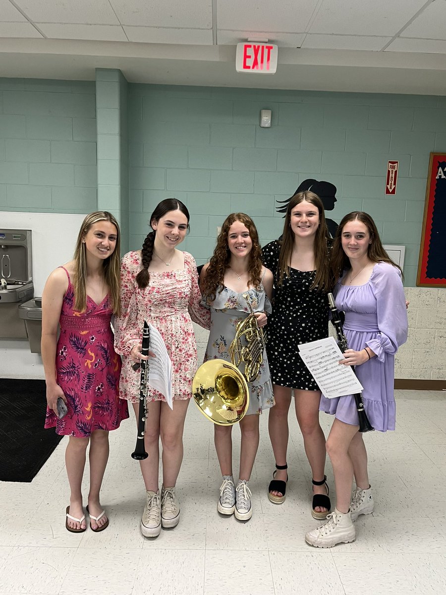 Titans_Sball's tweet photo. We are ready to support our seniors! 💙❤️🥎 https://t.co/bmIowYFQ3D