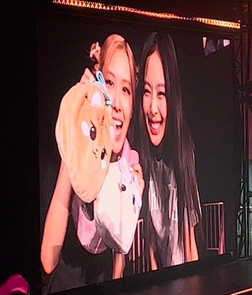misskoreaJisoo tweet picture