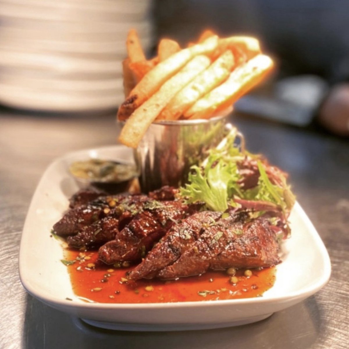 Showroom21701's tweet photo. π₯Indulge in Showroom's Butlers Tenderloin Steak π₯© - 10 oz prime cut, zingy green peppercorn demi, crispy fries, & spicy aioli.
#DowntownFrederick #frederickmd #SteakNight #ShowroomExperience #EatingFrederick https://t.co/WAY3fZFOKE