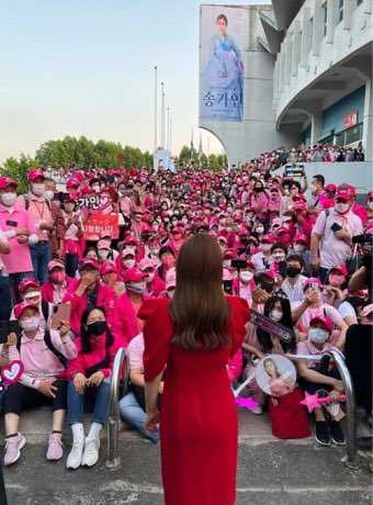 jaehyun_mom_'s tweet photo. 알바할때 송가인 디너쇼 뛴적이 있는데
정말 저 사진보다 심해요. 이 정도는 돼야됨.. 본인이 표현할수 있는 모든것을 핑크색으로 맞춰입고와요. 할아버지분이 마리 핑크색으로 염색하신분도 계셨고 가발쓰고 오신분도 있었어요
근데 가인님 알바생들한테 너무 친절하셔서 아직까지 기억남는.. https://t.co/gFEQqYkEFR