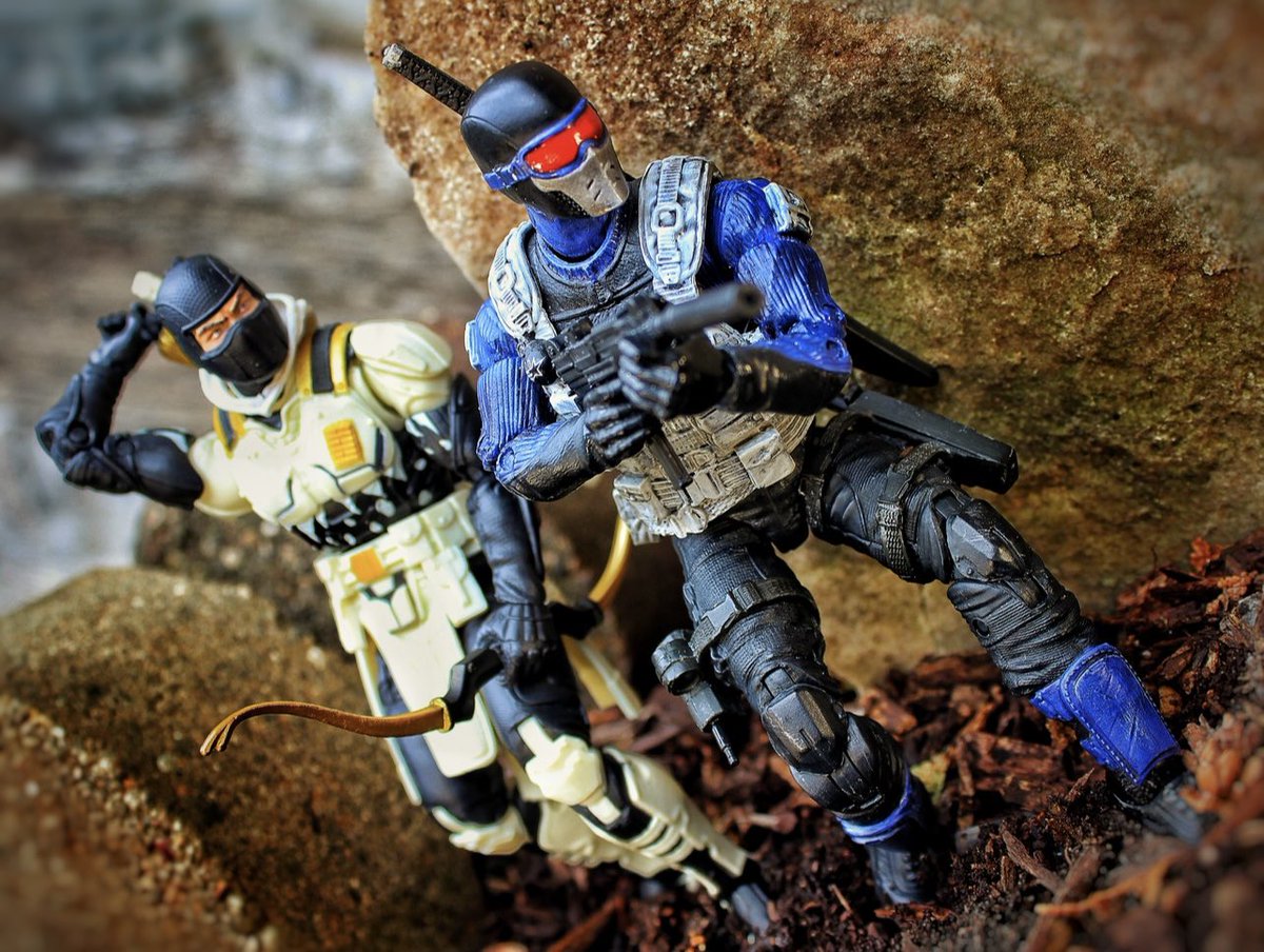 Sword bothers doin’ their thing on a #snakeeyessaturday #snakeeyes #stormshadow #arashikageninjaclan #arashikage #gijoe #gijoeclassified #gijoenation #gijoecommunity #cobra #actionfigures #actionfigurephotography #toyphotography #toyartistry #acba #hasbro #sixinchjoes