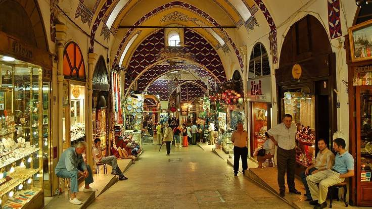 yurtseverkan's tweet photo. Grand Bazaar perfect for the most colorful and authentic frames. Each of its more than 4 thousand stores hosts a different atmosphere. It is a good choice not only for shopping, but also for photo shoots in Istanbul. https://t.co/DtOBToZycu