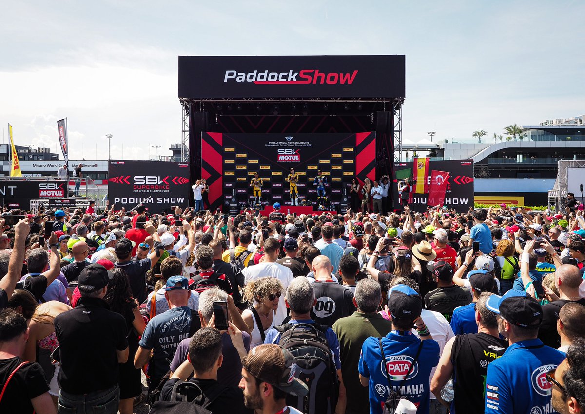 circuitomisano's tweet photo. Yellow podium for a crowd Misano โก๏ธโก๏ธโก๏ธ
#EmiliaRomagnaWorldSBK #YellowDucati #rideoncolors @WorldSBK @ArubaRacing https://t.co/lfHfkQK2H8