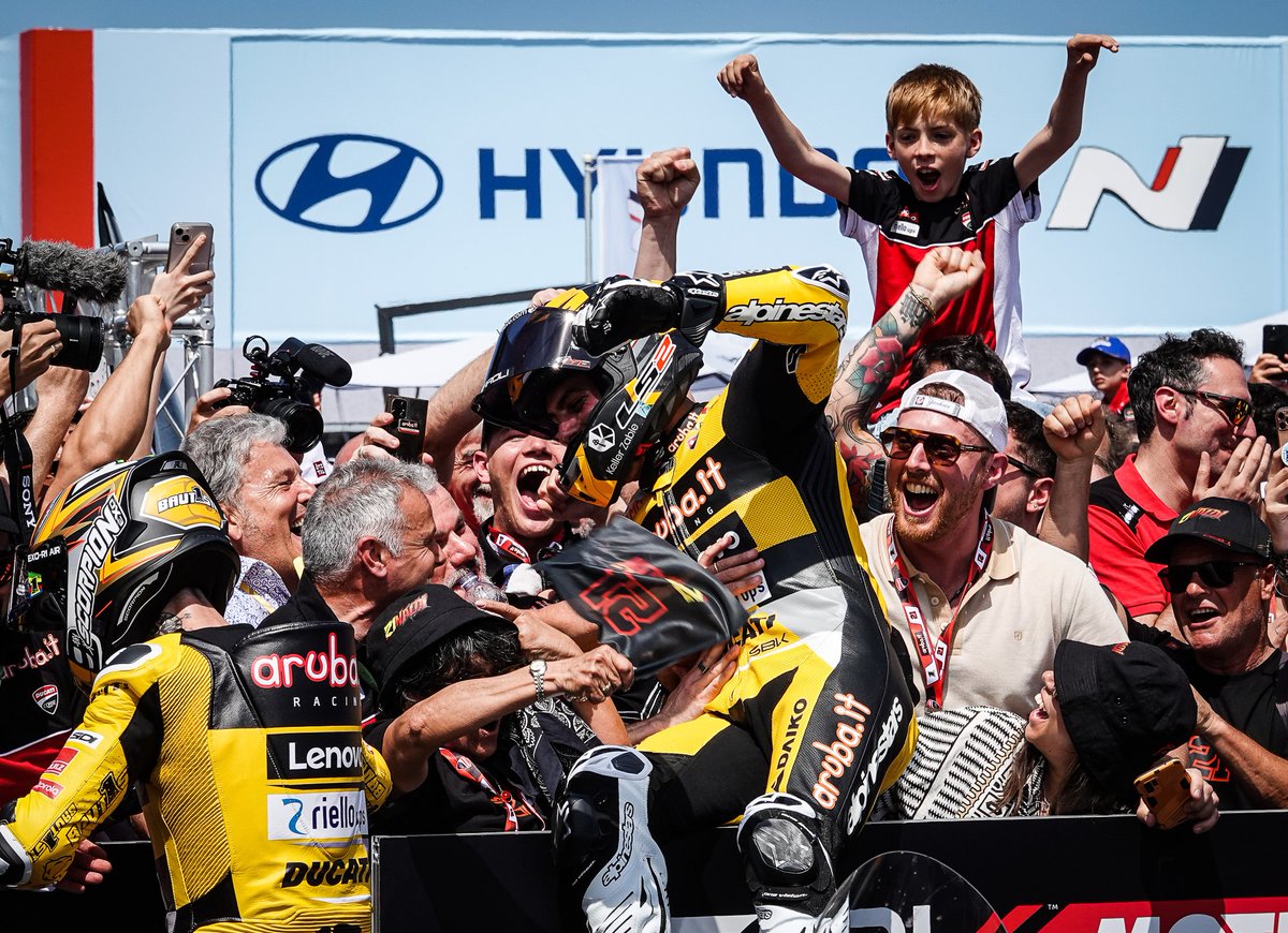 circuitomisano's tweet photo. Yellow podium for a crowd Misano โก๏ธโก๏ธโก๏ธ
#EmiliaRomagnaWorldSBK #YellowDucati #rideoncolors @WorldSBK @ArubaRacing https://t.co/lfHfkQK2H8
