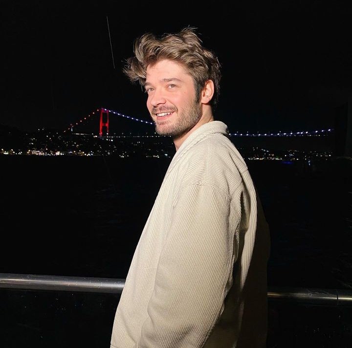 XdicMmmdova7's tweet photo. Çocuklar acilen koşun bunları tanıyan varmı,yeni buldum.Abi, Baya uyumlular Yetenek desen o da var.Acil bir dizide görmek istiyorum 🕯️🕯️🕯️🕯️#helinkandemir #burakcan #helbur https://t.co/Me935IWhGY
