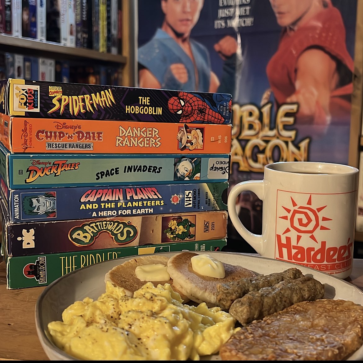 SATURDAY MORNING CARTOONS …with some home cooking: Hardee’s style! 🤙🏻🥞📼#FlashbackVideo
.
.
.
#vhs #80snostalgia #90snostalgia #fastfood #saturdaymorningcartoons #weekendvibes #spiderman #batman #ducktails #marvelcomics #retrocartoons #nostalgia @Disney @Batman @Marvel @Hardees