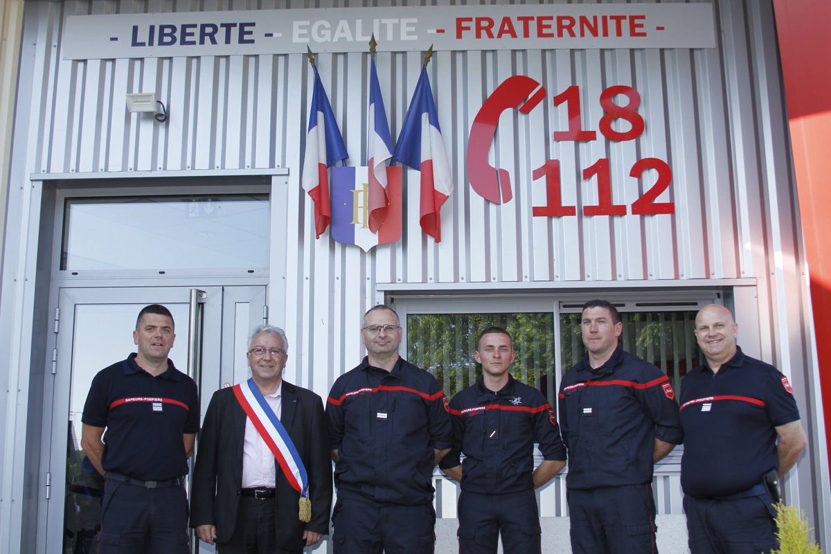 Officiel_SDIS28's tweet photo. Vendredi 2 juin au soir, le colonel Sébastien SALÈS, directeur adjoint du @Officiel_SDIS28 a procédé à une remise de #grades au centre de secours de #Voves

Félicitations à tous 

Photos : M. DORARD - SDIS 28 https://t.co/ZA9SK73LoL