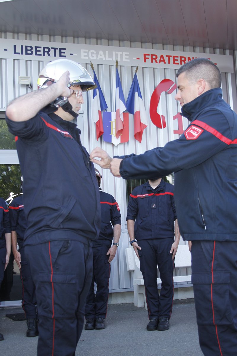 Officiel_SDIS28's tweet photo. Vendredi 2 juin au soir, le colonel Sébastien SALÈS, directeur adjoint du @Officiel_SDIS28 a procédé à une remise de #grades au centre de secours de #Voves

Félicitations à tous 

Photos : M. DORARD - SDIS 28 https://t.co/ZA9SK73LoL