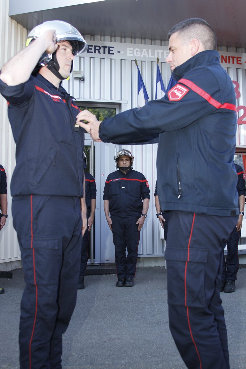 Officiel_SDIS28's tweet photo. Vendredi 2 juin au soir, le colonel Sébastien SALÈS, directeur adjoint du @Officiel_SDIS28 a procédé à une remise de #grades au centre de secours de #Voves

Félicitations à tous 

Photos : M. DORARD - SDIS 28 https://t.co/ZA9SK73LoL