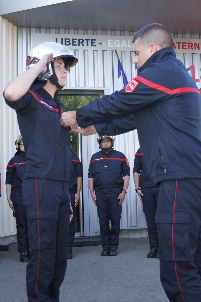 Officiel_SDIS28's tweet photo. Vendredi 2 juin au soir, le colonel Sébastien SALÈS, directeur adjoint du @Officiel_SDIS28 a procédé à une remise de #grades au centre de secours de #Voves

Félicitations à tous 

Photos : M. DORARD - SDIS 28 https://t.co/ZA9SK73LoL