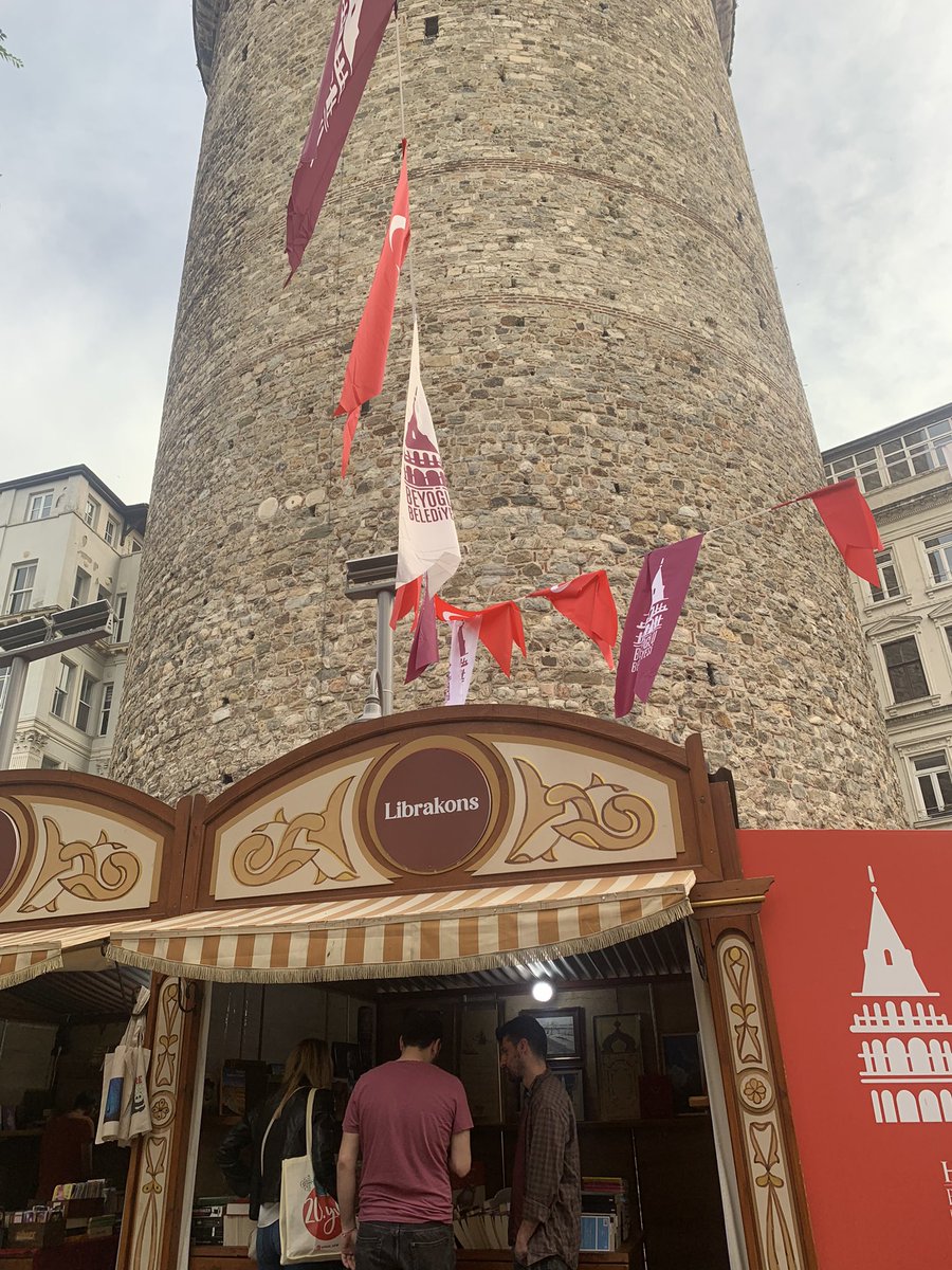 librakons's tweet photo. Kulenin dibindeki tezgah açmışız! #galatasahaffestivali https://t.co/4klcJvvrpH