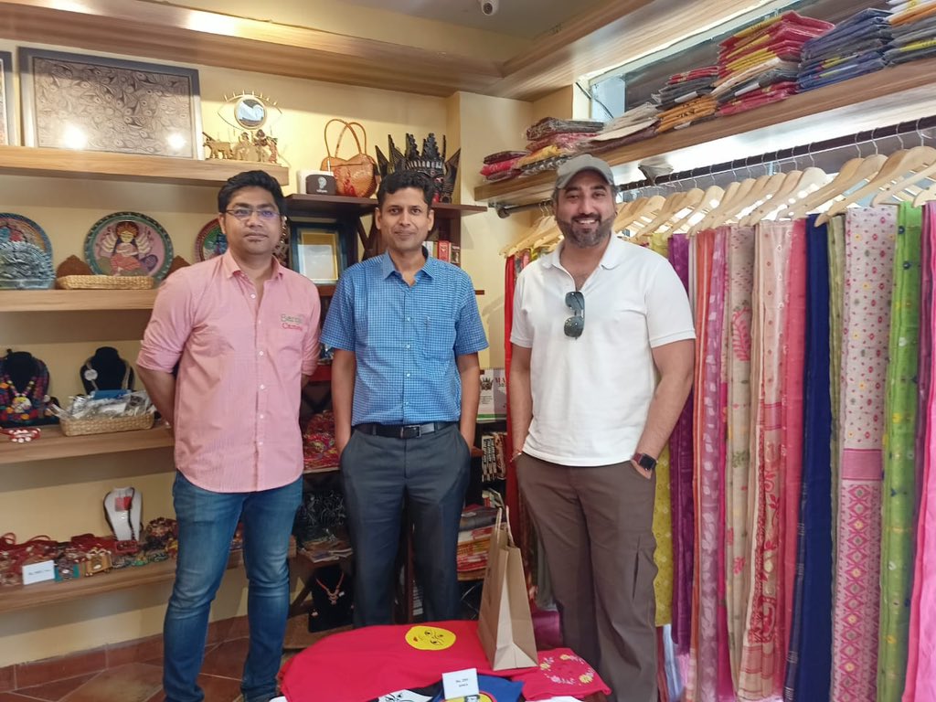 _kkumar's tweet photo. Great catching up with the Moglis - With @ragarg at @joyjeetmaity ‘s @BanglaCanvas 

I dig into some authentic Bengali food! (Of course there are other cuisines available too!)

Good good, great folks, excellent Saturday afternoon! https://t.co/Xpkm0PwOmh