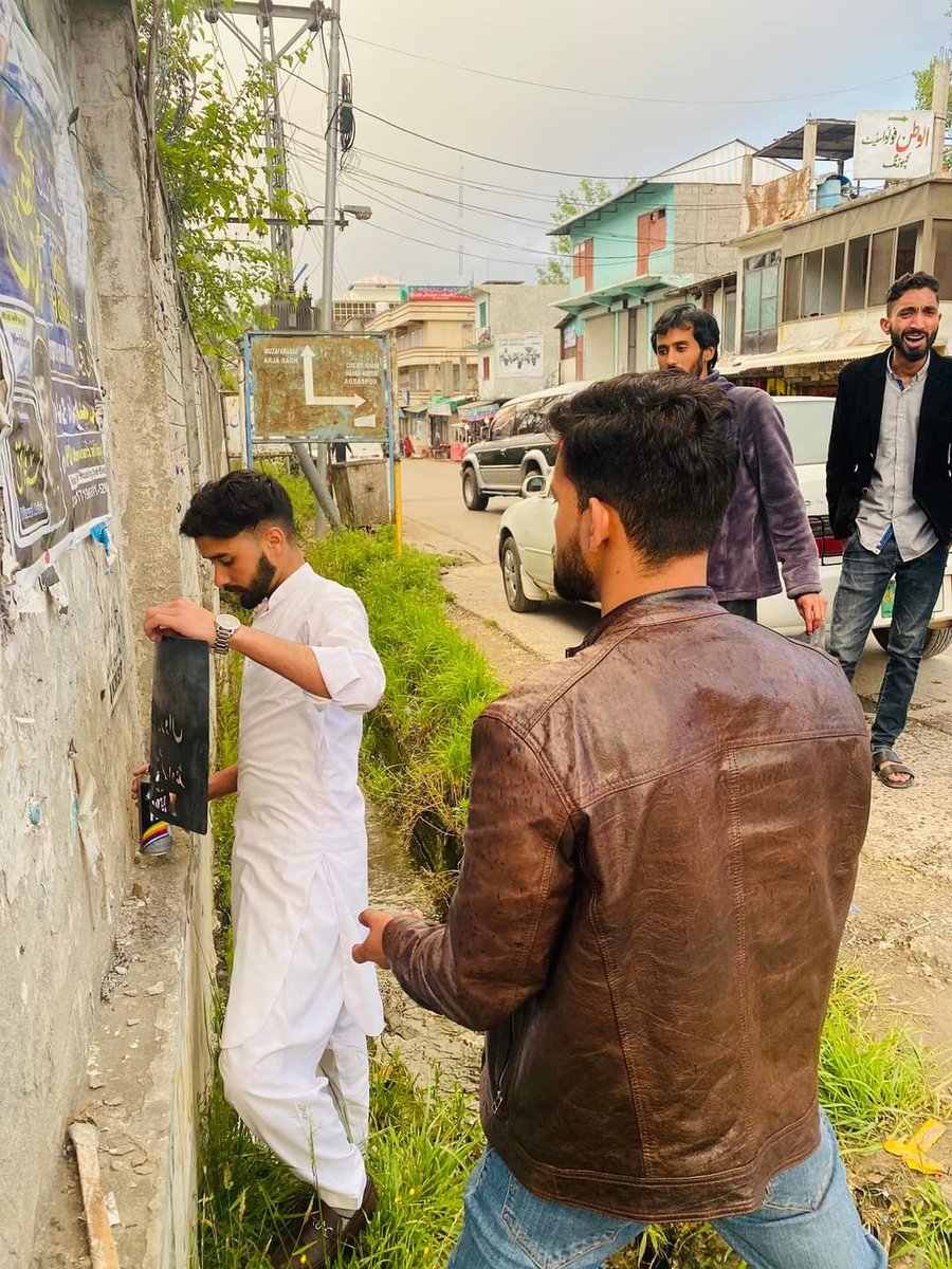 JKNSF1966's tweet photo. #JKNSF activists during wall chalking in Rawalakot regarding JKNSF District Poonch Convention.
#Permanentrevolution
#permanentrevolutionconvention
#10thJun
#انقلاب_مسلسل_کنونشن
#مہنگائی_مکاوُ_یوتھ_کارواں
#بیاد_عثمان_عزیز_شیہد
#ضلع_پونچھ https://t.co/iYXMa9P13y