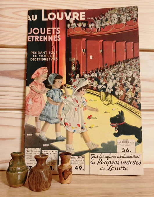 今回の蚤の市の戦利品。パリの玩具カタログとちっちゃい壺。カタログは中身の商品全部イラストでかなりの見応え。