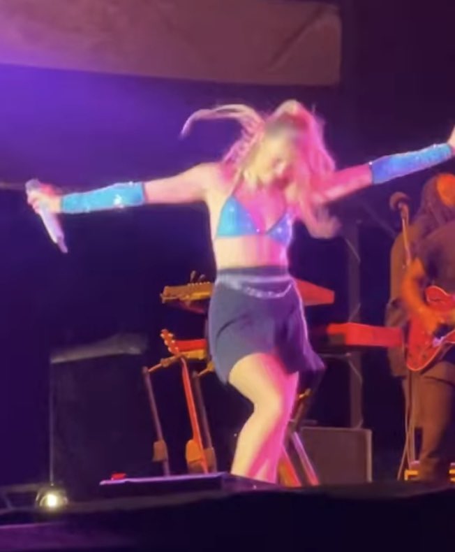 lanotedemusique's tweet photo. Pov : moi qui danse sur les chansons d’Angèle ! https://t.co/W0j3uagLdW