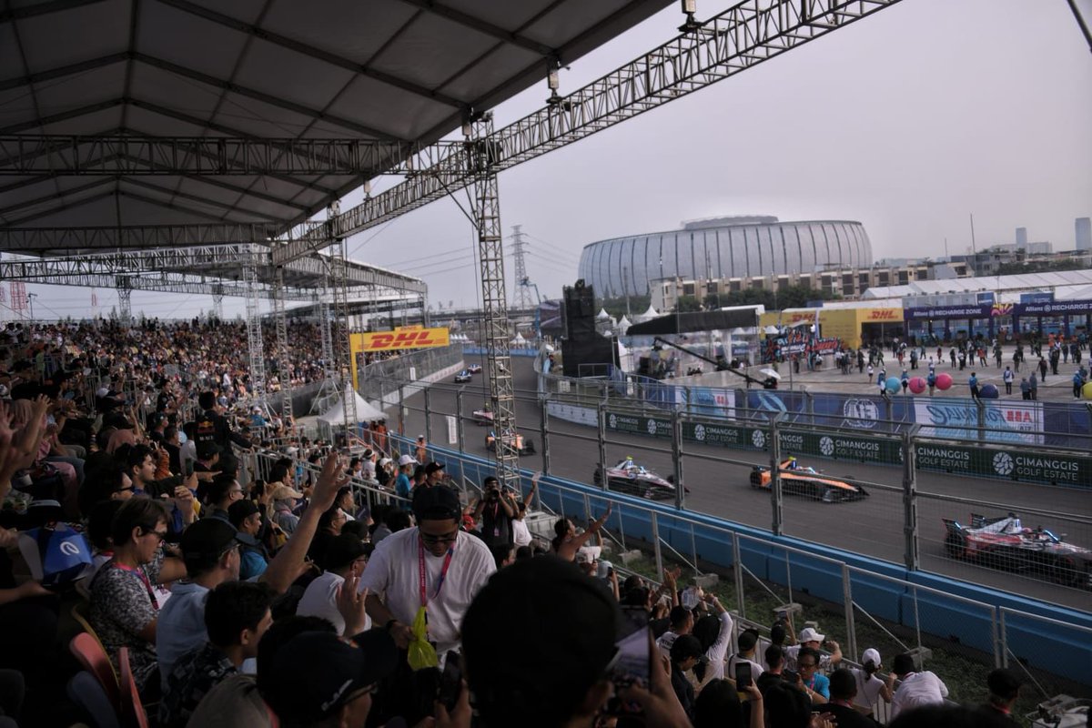 Seru, menegangkan, dan amat kompetitif, 36 laps yang disajikan para pembalap pada hari pertama Jakarta E-Prix 2023.

Kami sekeluarga menonton balapan dari Grand Stand 2E, area yang lumayan dekat dengan lintasan sehingga menghasilkan sensasi nonton yang luar biasa.

Apresiasi