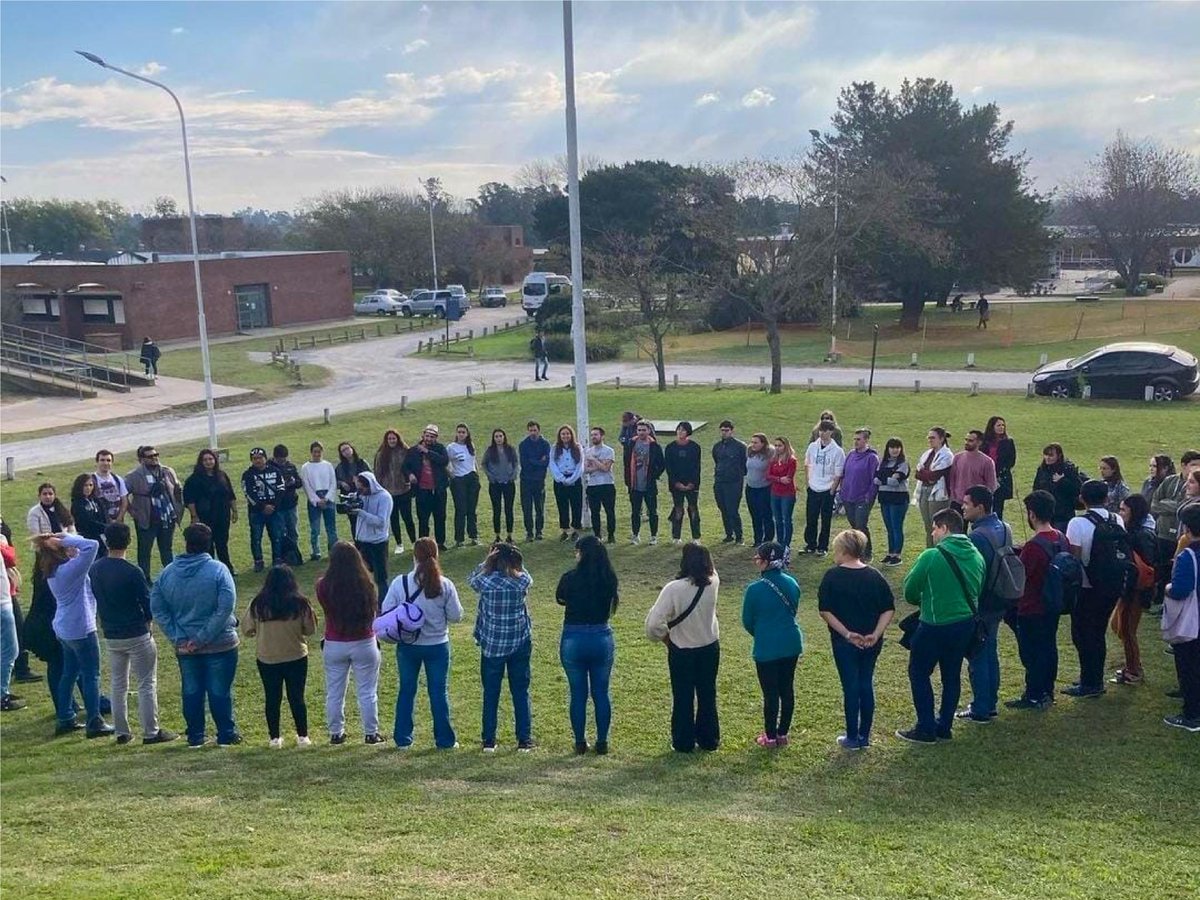 UPE_Ezeiza's tweet photo. Alumnos y graduados de la UPE participaron de #UNIDEA, la iniciativa que estimula la cultura emprendedora en jóvenes que cursan sus carreras universitarias, llevada adelante en @UNICEN_Oficial https://t.co/sJEXp7sxF2