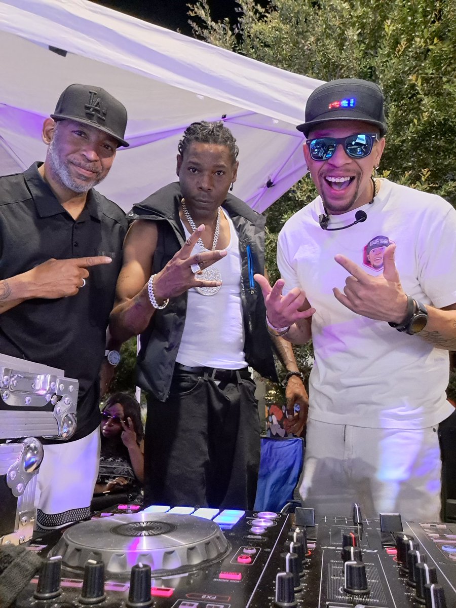 ShowoffSwagga's tweet photo. 😎🤙
#FirstFridayLasVegas
#LittyCommittee https://t.co/Cx2cxrxxwK