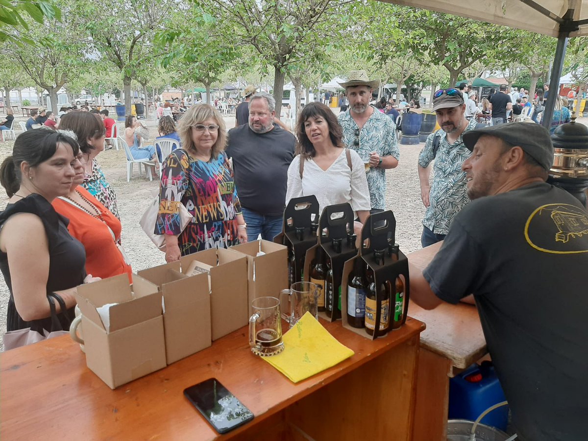ajtarrega's tweet image. 📸 L'arc consistorial encapçalat per l'alcaldessa @apijuanv i la regidora de Promoció Econòmica, Núria Robert, participa a la inauguració de la 10a Fira de la Cervesa Artesana d'@AGRATtarrega i @CervesaMatoll🍻

✅ Donem suport a un esdeveniment que projecta #Tàrrega al territori