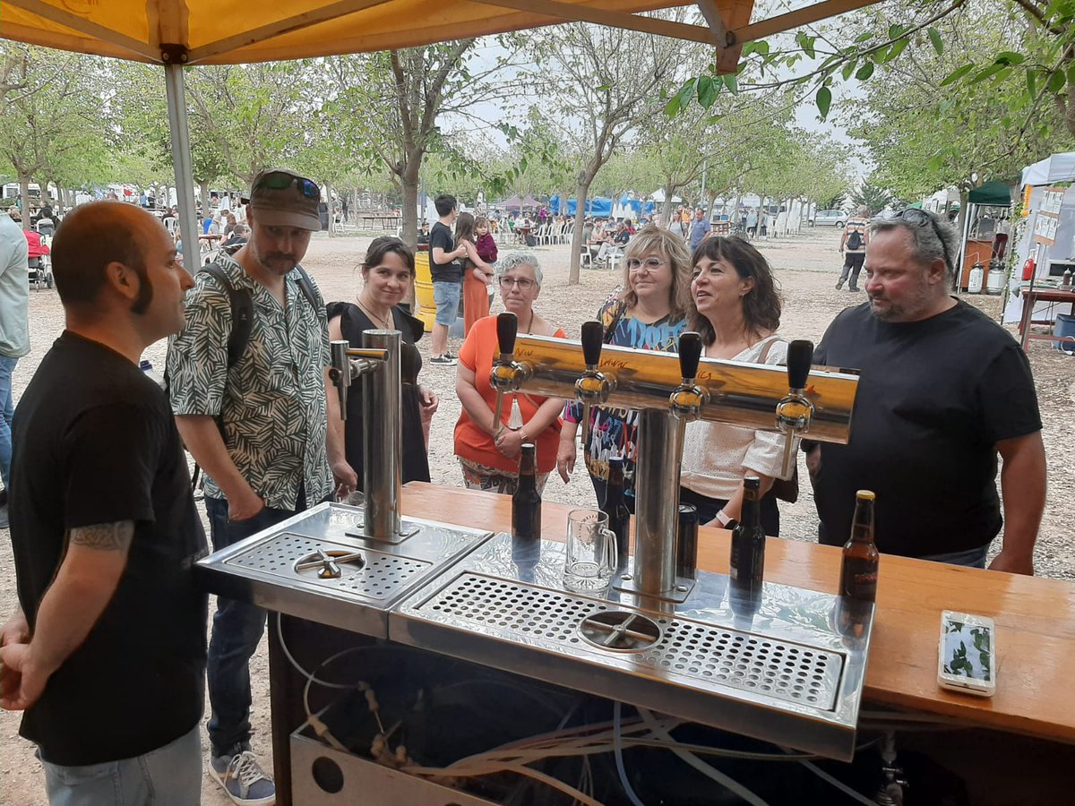 ajtarrega's tweet image. 📸 L'arc consistorial encapçalat per l'alcaldessa @apijuanv i la regidora de Promoció Econòmica, Núria Robert, participa a la inauguració de la 10a Fira de la Cervesa Artesana d'@AGRATtarrega i @CervesaMatoll🍻

✅ Donem suport a un esdeveniment que projecta #Tàrrega al territori