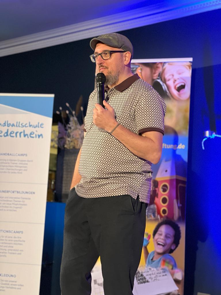 Gestern haben wir Comedians nach der Charity-Veranstaltung sehr viel positives Feedback bekommen. Viel mehr als sonst.
Also wenn ihr etwas gut findet, sagt oder schreibt es den Leuten. Die freuen sich darüber.