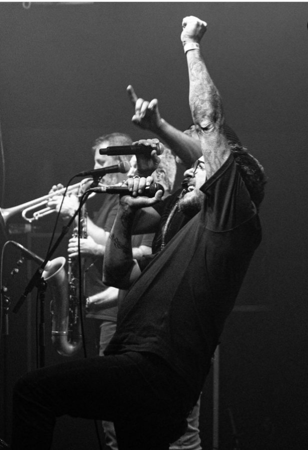 aguus1814's tweet photo. Hoy cumple años la persona que , en muchas ocasiones, me salvó la cabeza con su poesía ...feliz cumpleaños a este enano gigante. 🐽 @LaVela_Oficial https://t.co/tilNrwQmma