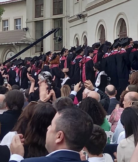 LiseKad's tweet photo. Cağaloğlu Anadolu Lisesi öğrencileri, 6 yaşında zorla evlendirilen H.K.G.’nin faillerini destekleyen paylaşım yapan okul müdürü Cafer Koçyiğit’i mezuniyet töreninde sırtlarını dönerek protesto etti.

Çocuk istismarına göz yumanları, teşvik edenleri aklatmayacağız. https://t.co/c94wTSLOmW