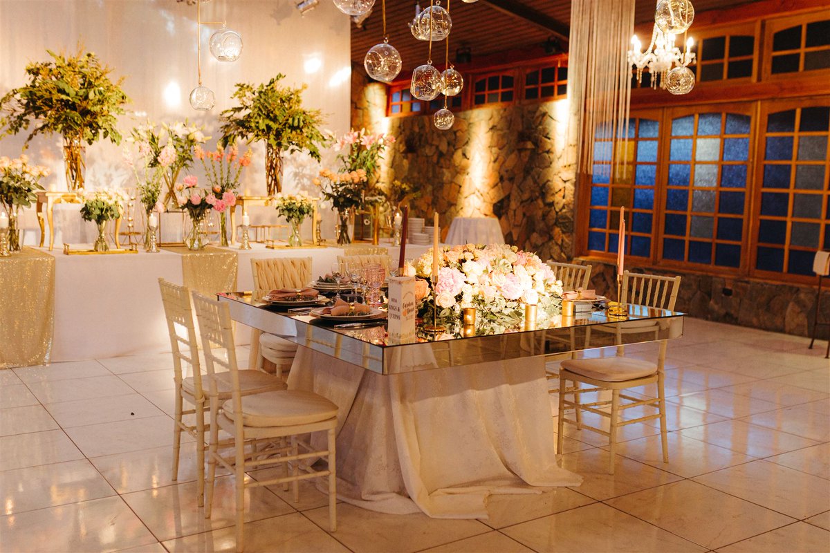 SanCasona's tweet photo. 📸 ¡Descubre el salón principal de Casona San José, un espacio versátil y con una decoración única para tu matrimonio! 💍✨
Fotografía @matandfer
#MatrimoniosEnCasonaSanJose #LugarDeEnsueño #DecoraciónVersátil #BodasDeEn sueño #JardinesMágicos #EquipoProfesional https://t.co/lxUDGBETdQ