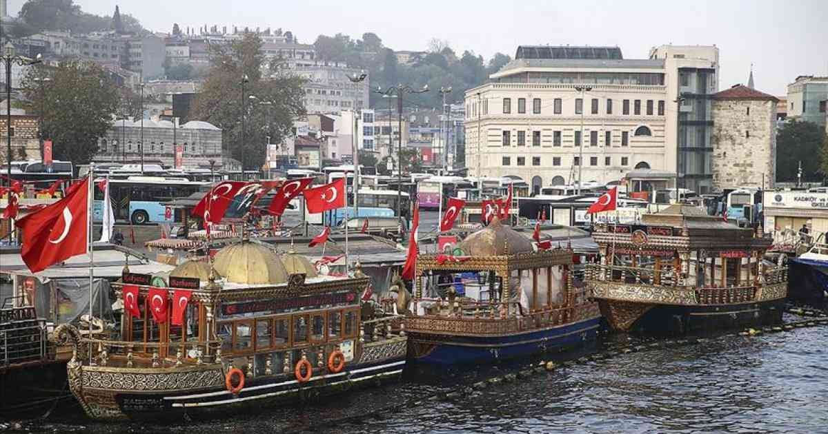yurtseverkan's tweet photo. Eminonu Fish Bakery Here you can both photograph the meeting of the two parties and take portraits of people. Eminönü, known worldwide as the 'Golden Horn', will offer you squares worth gold. https://t.co/yPXXeKsem3