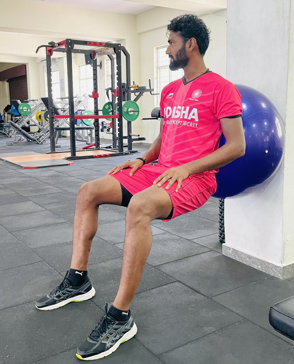 prashant_k_c_02's tweet photo. ➡️……..🏋️……..⬅️
.
.
.
#gym #bangalore #gymlife #focus #cool #strength #strenghttraining #saturday #wintheday #awesome #atgym https://t.co/AI4JHS8H3R