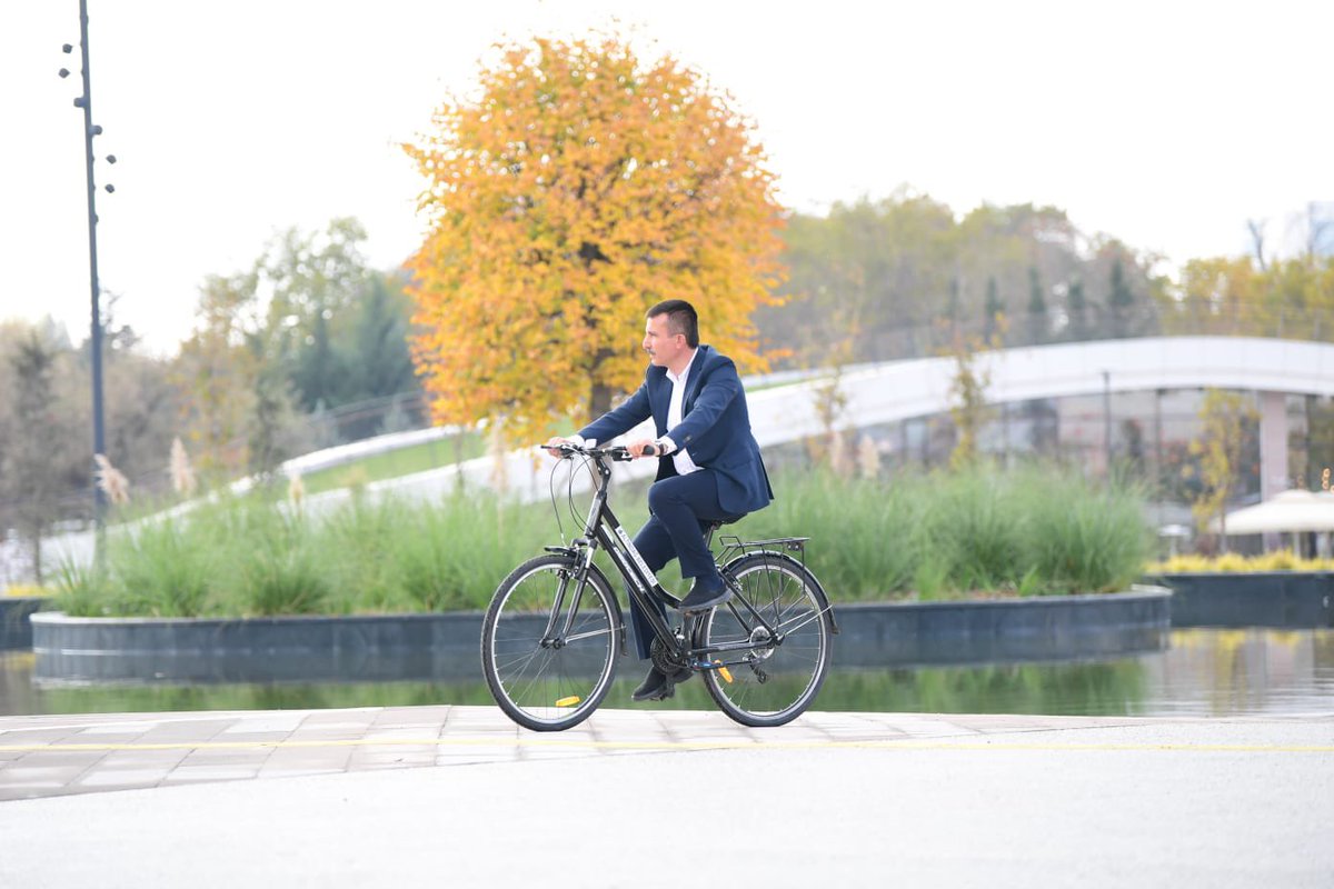 asimbalci's tweet photo. Dünya Bisiklet Günü kutlu olsun 🤗

🚲Paylaşımı beğenen 1 kişiye bisiklet, 5 kişiye ise Başkent Millet Bahçesi’ndeki Altınbis’te geçerli 100 TL’lik bakiye hediye edelim 🥰 https://t.co/n9IrTT7MUF