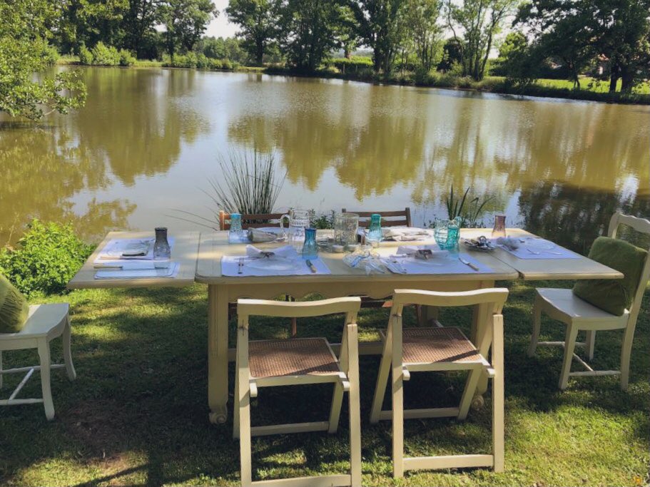 gites79's tweet photo. Supper table all set & ready for our latest guests to dine this evening next to the perfectly picturesque lake at #gitedeschirons #gites79 #frenchgites #france #deuxsevres #holidaycottage #holidays #apero https://t.co/23oEmiFkIH