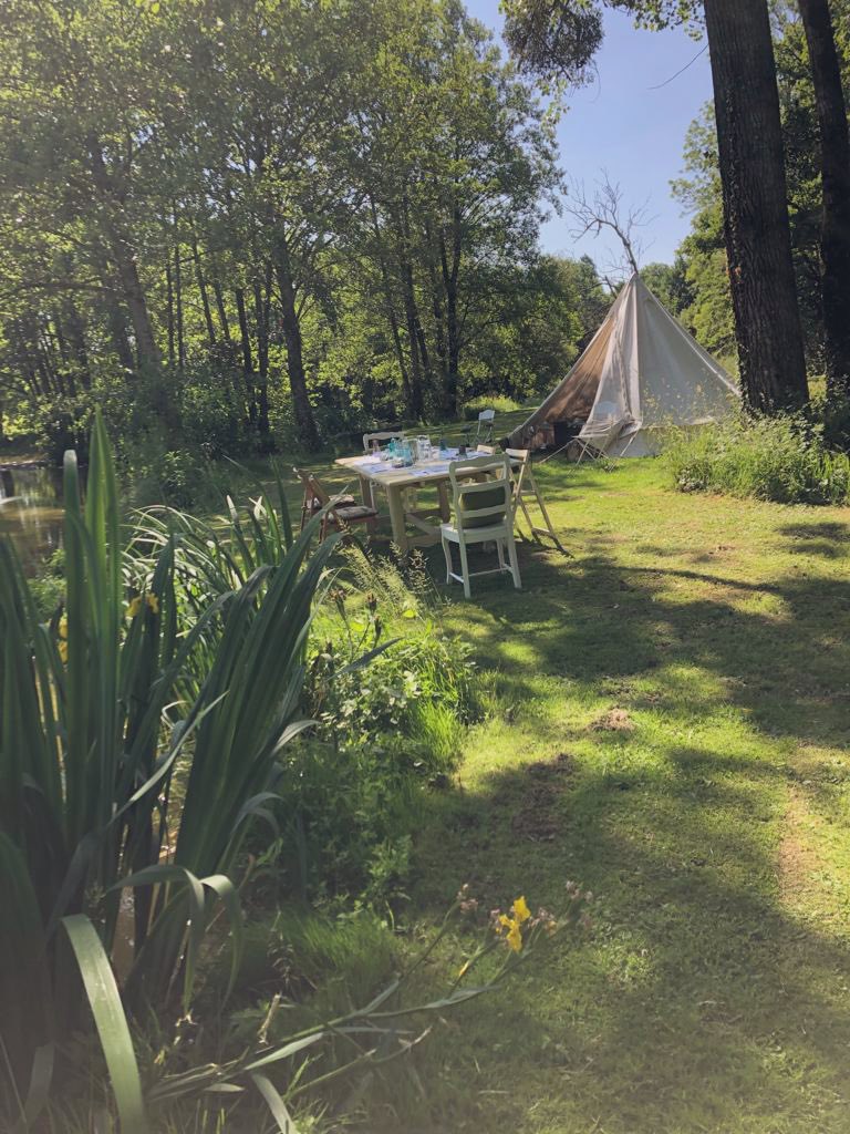 gites79's tweet photo. Supper table all set & ready for our latest guests to dine this evening next to the perfectly picturesque lake at #gitedeschirons #gites79 #frenchgites #france #deuxsevres #holidaycottage #holidays #apero https://t.co/23oEmiFkIH