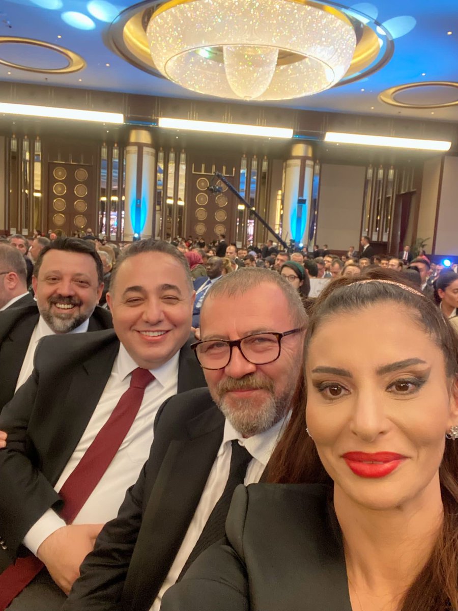 Cumhurbaşkanlığı Göreve Başlama Töreninde dostlarla..
⁦<a href="/handefrt/">Hande Fırat</a>⁩ ⁦<a href="/melikyigitel/">Melik Yiğitel</a>⁩ ⁦<a href="/ozaysendir/">ozaysendir</a>⁩