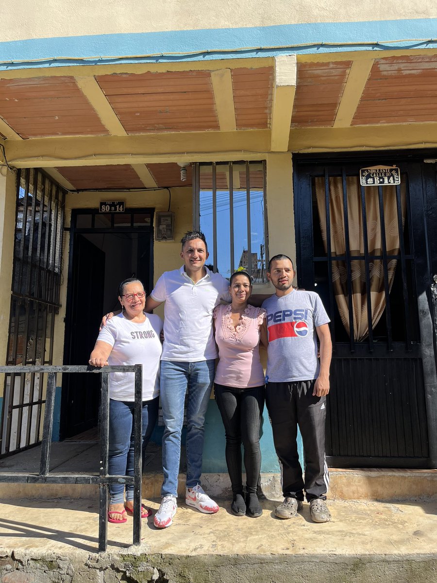 JuanPabloGallo's tweet photo. Empezamos el día recorriendo varias zonas de mi #Pereira, escuchando a la gente y agradeciendo por acompañar a este equipo. | #FelizSabado https://t.co/nQUzE31Khv