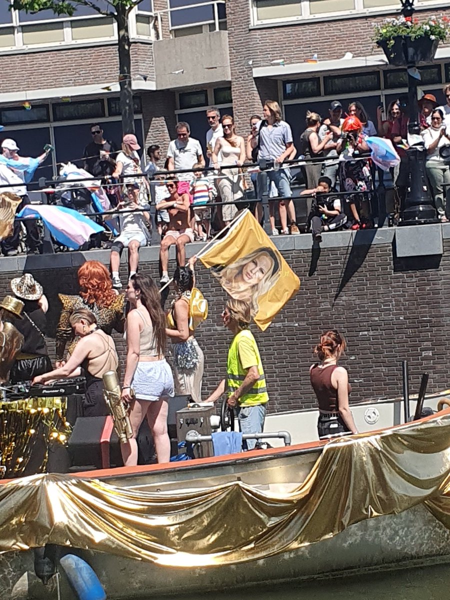 Jennifer Coolidge flag at pride 😎
