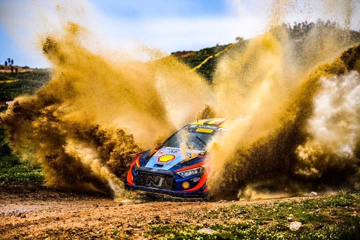 The rain has arrived in Sardegna this afternoon, and so has the drama ! ⛈️😱 

Sebastien Ogier damaged his Yaris Rally1 in a watersplash (same one as Taka this morning), and the 2 Hyundais are catching up to him, the top 3 is seperated by just 7.4 seconds with more rain expected!