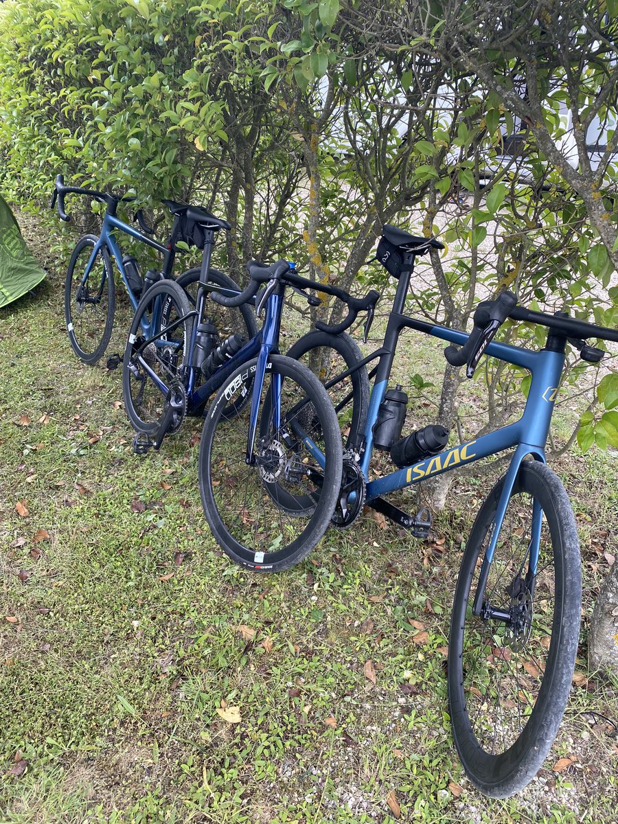 FervandenBerg's tweet photo. De @IsaacCycle Bosons hebben ons probleemloos van Westland naar de voet van de #montventoux gebracht. Mooie tocht. https://t.co/P4bAdkoiDr