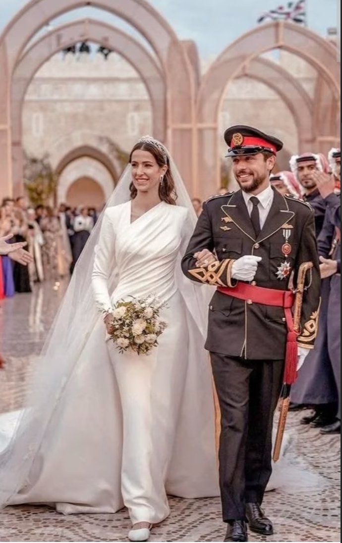 hdbiker52fl's tweet photo. #Royalty to follow until #PrinceofWales becomes #KingofUK The Wedding ceremony of #CrownPrinceHussein and #RajwaAlSaif. The #StateBanquetReception &
#Rajwa's #EngagementRing is largest #PearShapedDiamond in the world (228.31 carats for £19M) https://t.co/qVjcAmAeWP