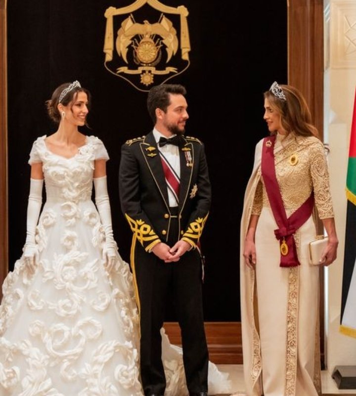 hdbiker52fl's tweet photo. #Royalty to follow until #PrinceofWales becomes #KingofUK The Wedding ceremony of #CrownPrinceHussein and #RajwaAlSaif. The #StateBanquetReception &
#Rajwa's #EngagementRing is largest #PearShapedDiamond in the world (228.31 carats for £19M) https://t.co/qVjcAmAeWP