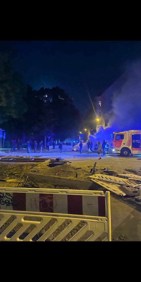 Riotkid_161's tweet photo. Gestern Abend war erst der Vorgeschmack auf das was heute passieren wird🚩🏴
#freelina #Leipzig #demo #hatecops #FreeAllAntifas https://t.co/nYFLJlX85P